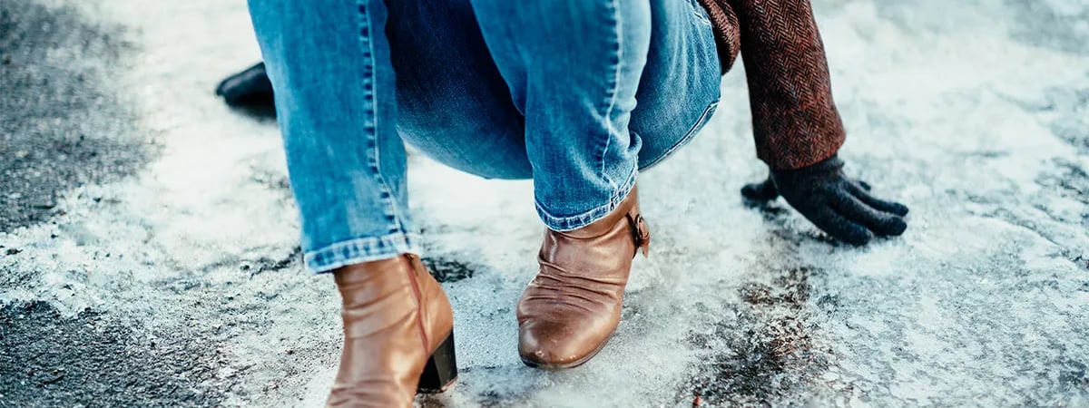 Приклейте это на подошву обуви — и она не будет скользить. Нашли 8 способов, как противостоять гололедице — Полезно