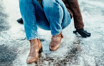 Приклейте это на подошву обуви — и она не будет скользить. Нашли 8 способов, как противостоять гололедице — Полезно