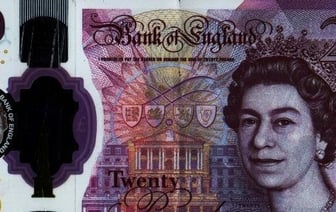 Минчанин пытался обменять в банке фальшивые фунты стерлингов из Великобритании