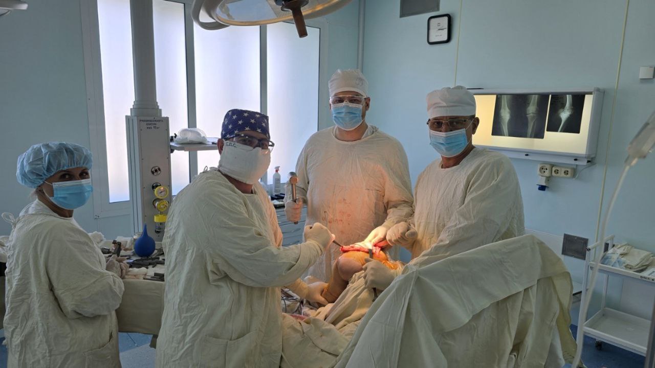 В Пинске медики впервые провели операцию с белорусским протезом на коленном суставе