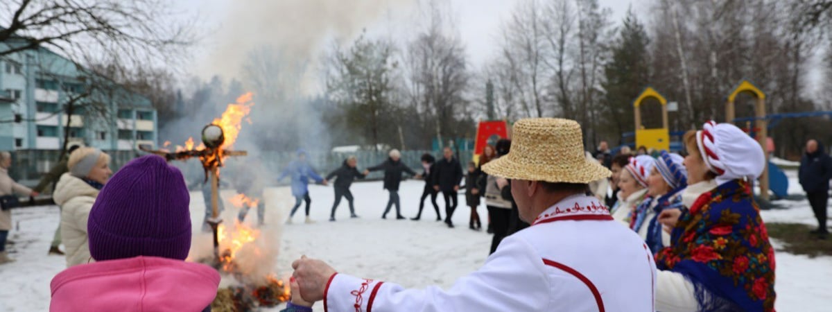 Работники «Белпочты» сожгли древнее славянское чучело — Фото
