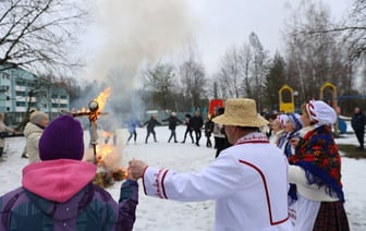 Работники «Белпочты» сожгли древнее славянское чучело — Фото