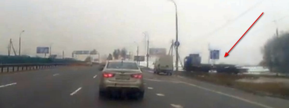 В Минске на оживленной трассе с грузовика упала бетонная плита — Видео