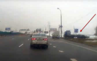 В Минске на оживленной трассе с грузовика упала бетонная плита — Видео