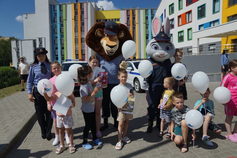 В Бресте «Зайка» и «Лев» посетили ребят в детской областной больнице