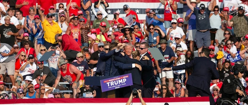 Момент нападения на Трампа на митинге