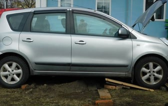 Автомобиль насмерть придавил мужчину во дворе дома. Не выдержали самодельные подпоры для ремонта