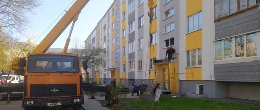 В многоэтажке Минска обрушился козырек подъезда