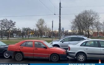 В Бресте собрался «паровозик» из трёх авто