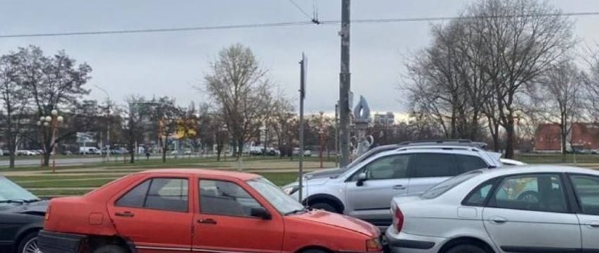 В Бресте собрался «паровозик» из трёх авто