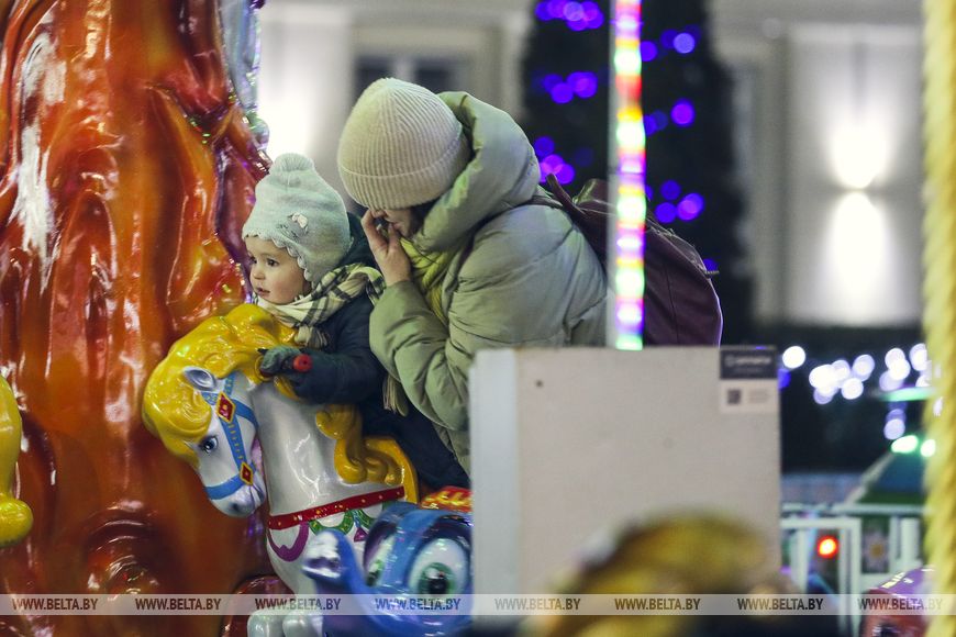 Праздник царит в Бресте: новогоднее настроение повсюду - и в городе, и на лицах его жителей