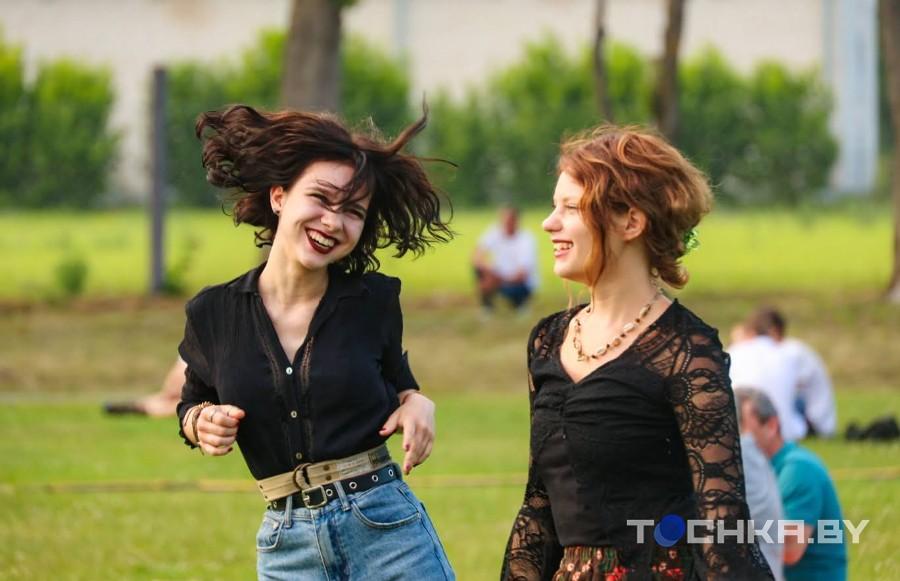 Рокеры «отрываются»: в Пружанах прошел первый день «Солнцестояния»