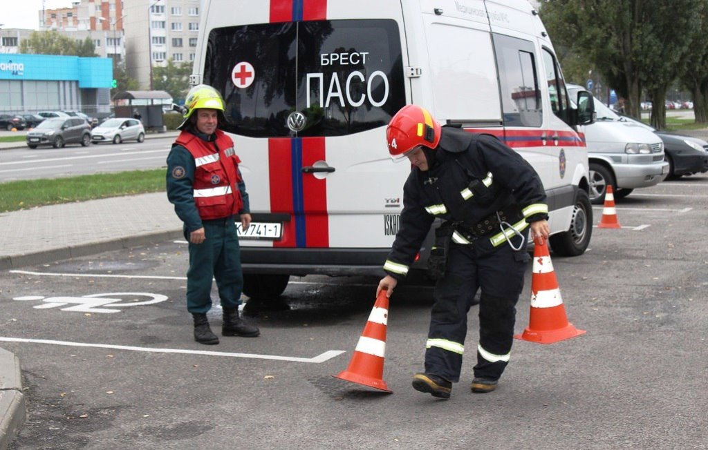 Брестские спасатели отработали тушение пожара во дворце спорта «Виктория»