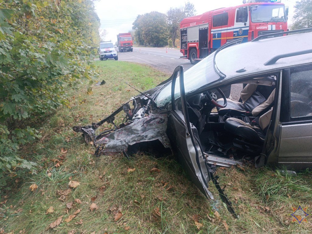 Опубликовано видео спасения водителя грузового автомобиля, пострадавшего в ДТП в Барановичском районе