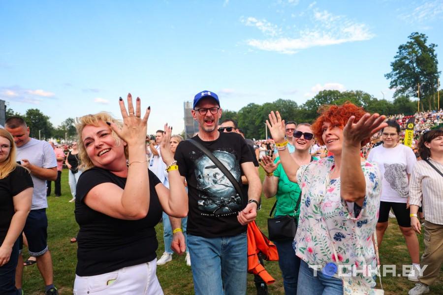 Рокеры «отрываются»: в Пружанах прошел первый день «Солнцестояния»