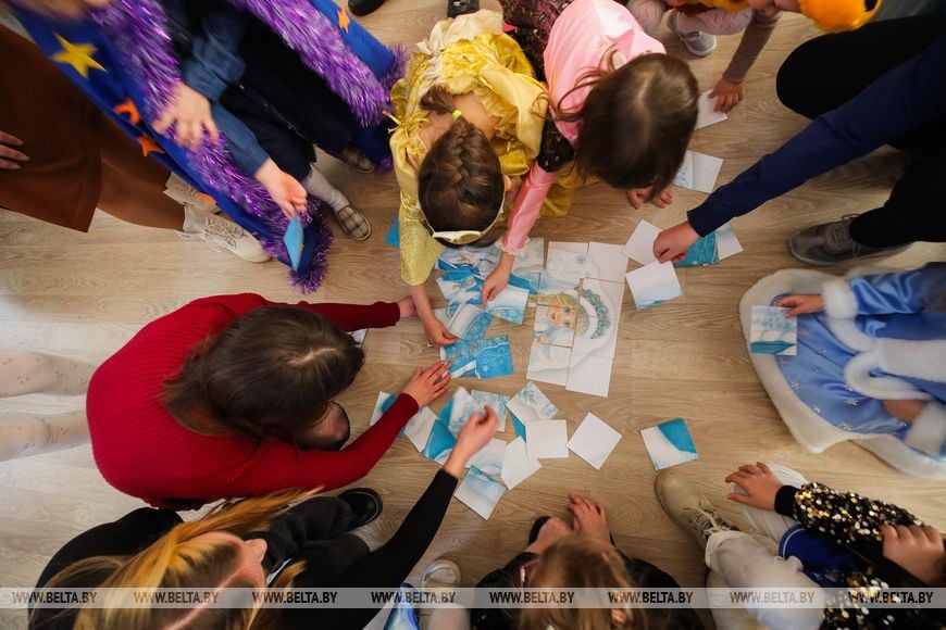 Под шубой у Деда Мороза - тельняшка. Десантники устроили праздник ребятам из Кобринской детской деревни