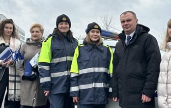 В Бресте девушки-милиционеры поздравили водителей с 23 февраля