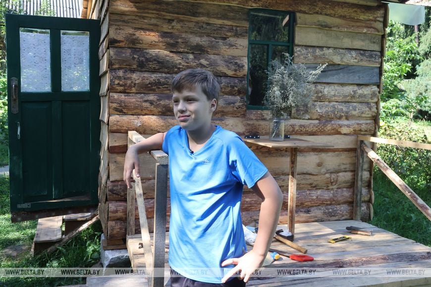 Как 12-летний белорус за 10 дней сам построил дом на даче