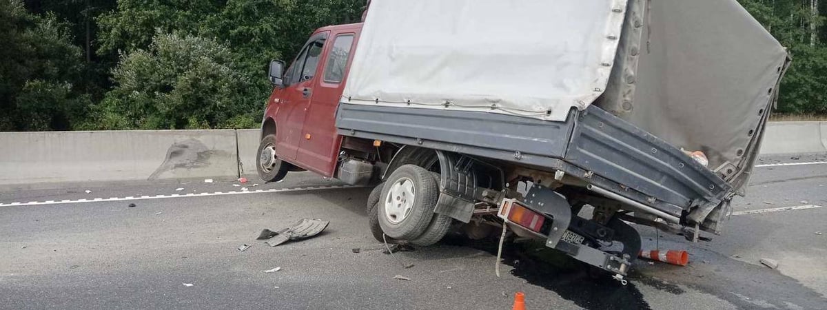 Под Лидой легковушка влетела в автомобиль «дорожников»– водитель погиб — Фото