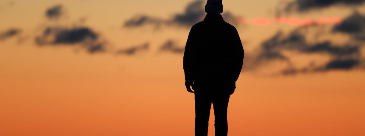 Золото снижается на фоне заявлений ФРС о более осторожном подходе к снижению ставок