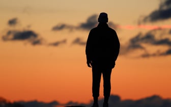 Золото снижается на фоне заявлений ФРС о более осторожном подходе к снижению ставок