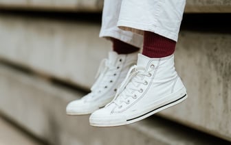 Как отбелить пожелтевшие кроссовки? Эти средства из кухонного шкафчика заставят их выглядеть как новые — Полезно