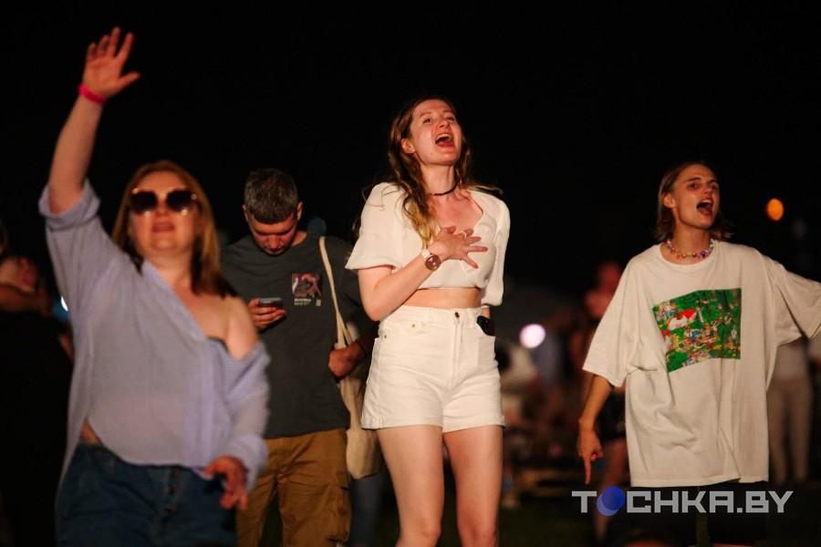 Рокеры «отрываются»: в Пружанах прошел первый день «Солнцестояния»