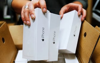 Apple срочно вывезла из Индии 1,5 млн айфонов в попытке обойти новые тарифы Трампа. Что будет с ценой?