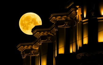 Астрономы предупредили белорусов об уникальной «Осетровой Луне». Когда появится на небе? — Полезно