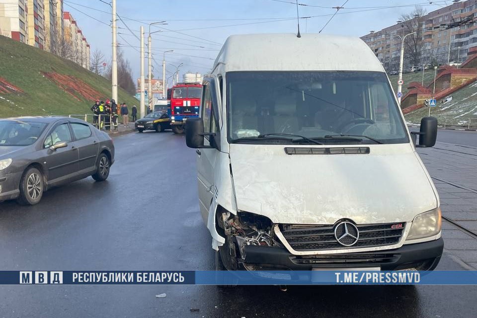 В Витебске 9-летний школьник погиб под колесами микроавтобуса, когда перебегал улицу по регулируемому пешеходному переходу. Фото ГАИ