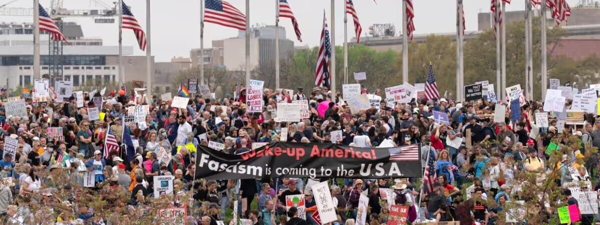 Сотни тысяч американцев вышли на протесты против Трампа. Как он отреагировал? — Фото