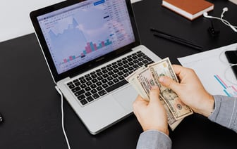 Белорусский рубль снизился к евро на торгах БВФБ