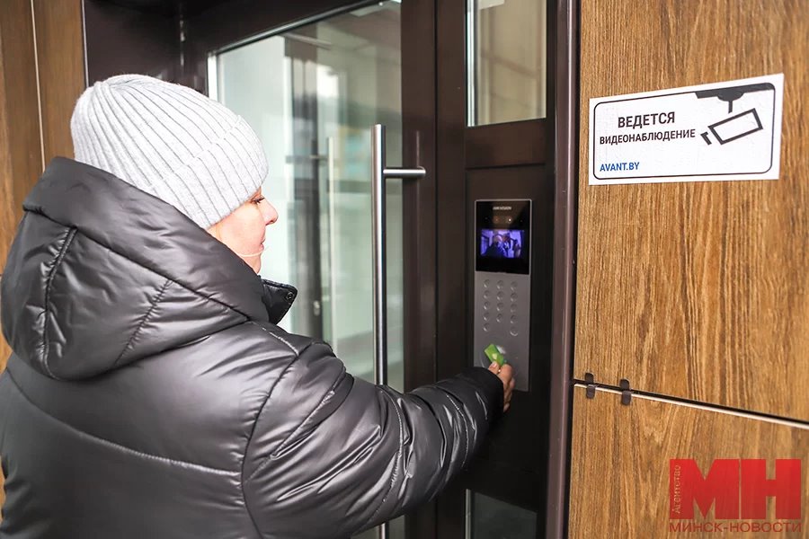 Ноу-хау в одном из дворов Минска: чтобы выбросить мусор, жильцы проходят «фейсконтроль»