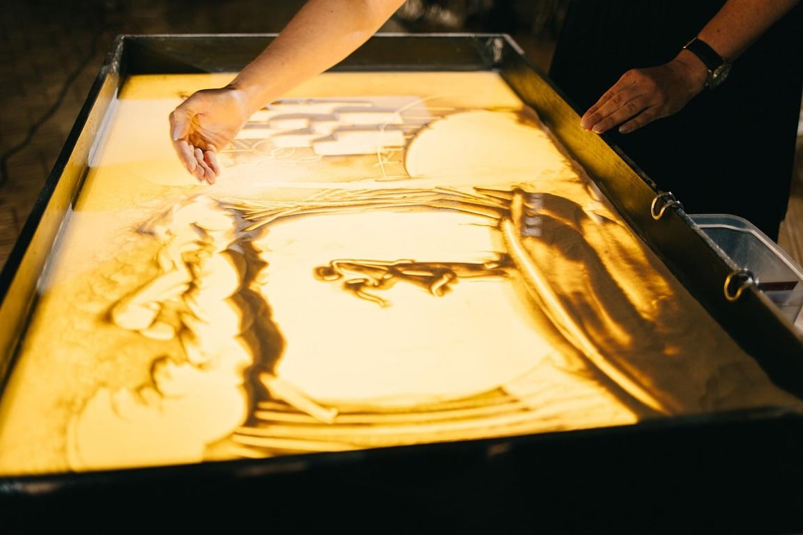 Ушла из найма, чтобы устраивать зрелищные шоу с песком. Вот как белоруска развивает необычный бизнес