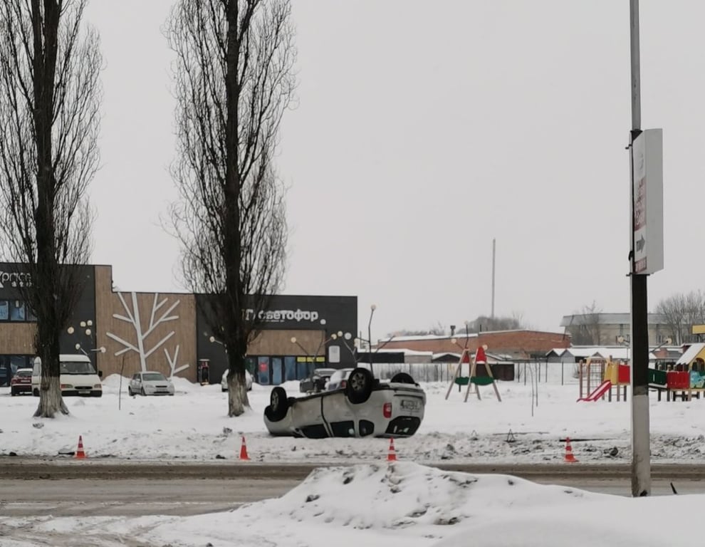 В Пинске перевернулся автомобиль