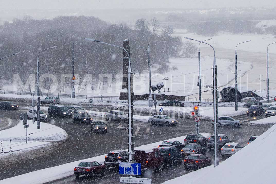 Как бы снег не убирали, его все равно много. Прогулялись по Могилеву