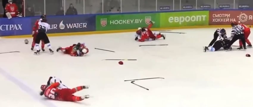 Массовая драка хоккеистов в Минске попала на видео