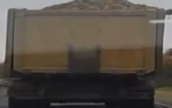 «Зачем так грузить?!» Свекла из грузовика полетела в легковушку в Барановичах