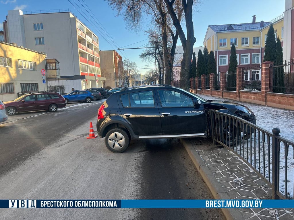 В Бресте 80-летний водитель Renault не справился с управлением и сбил пешехода