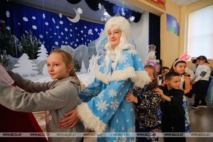 Под шубой у Деда Мороза - тельняшка. Десантники устроили праздник ребятам из Кобринской детской деревни