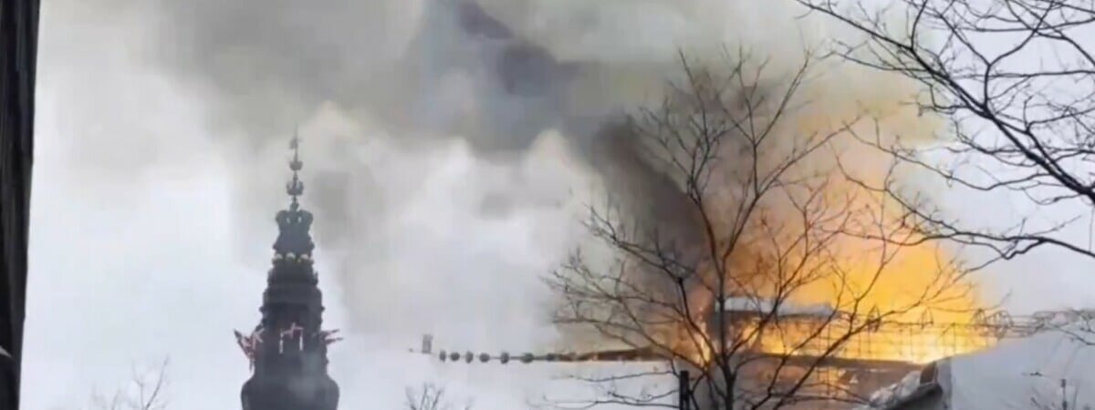 «Это наш Нотр-Дам» — В Копенгагене загорелось историческое здание биржи — Видео