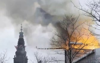«Это наш Нотр-Дам» — В Копенгагене загорелось историческое здание биржи — Видео