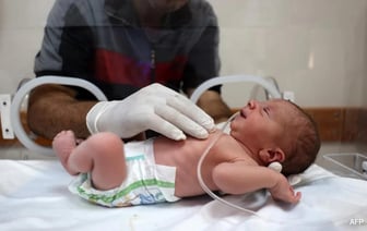 Новорожденного спасли из утробы мертвой матери после того, как Израиль нанес удар по больнице в Газе.