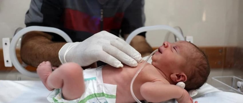 Новорожденного спасли из утробы мертвой матери после того, как Израиль нанес удар по больнице в Газе.