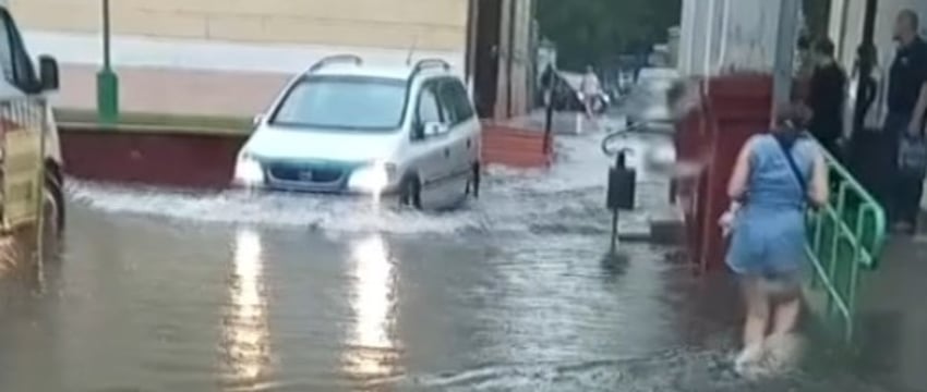 «Почти час лило как из ведра». Улицы Пинска затопило после ливня