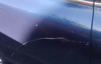 Женщина в Беларуси атакует автомобили шваброй: что произошло?