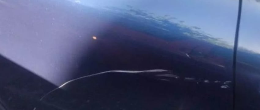 Женщина в Беларуси атакует автомобили шваброй: что произошло?