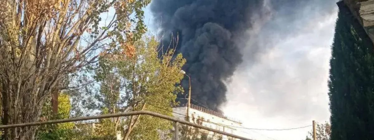 В Феодосии горит крупнейший в Крыму нефтянной терминал