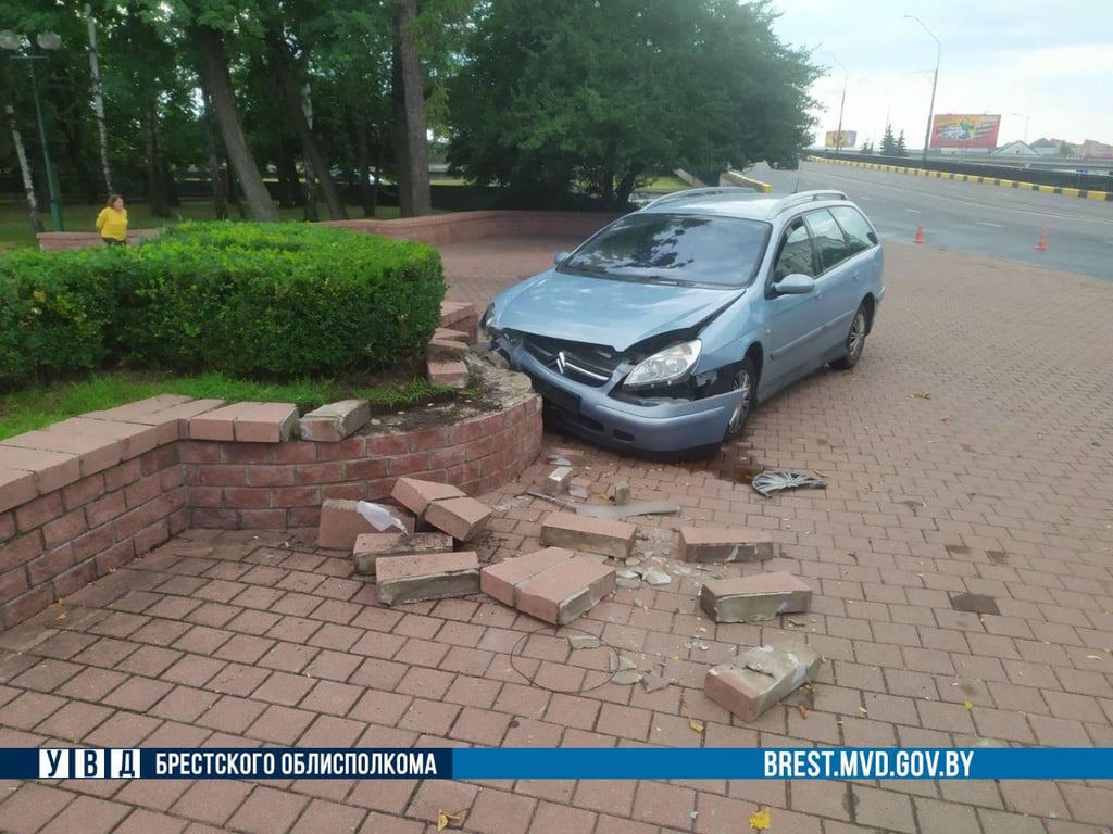 Стало плохо. В Бресте водитель Citroen въехал в ограждение клумбы возле парка