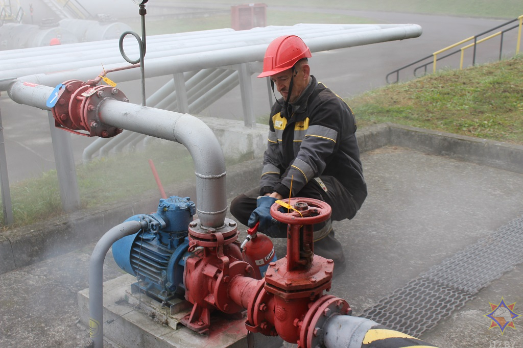 Спасатели в Бресте провели учения на складе нефтепродуктов
